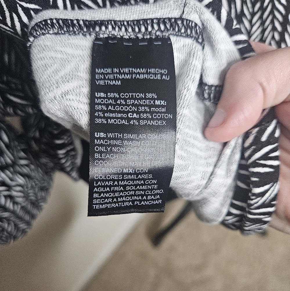 Chico's Cotton Modal Blend Black White Abstract Feather Print 3/4 Sleeve Tunic - Picture 8 of 9